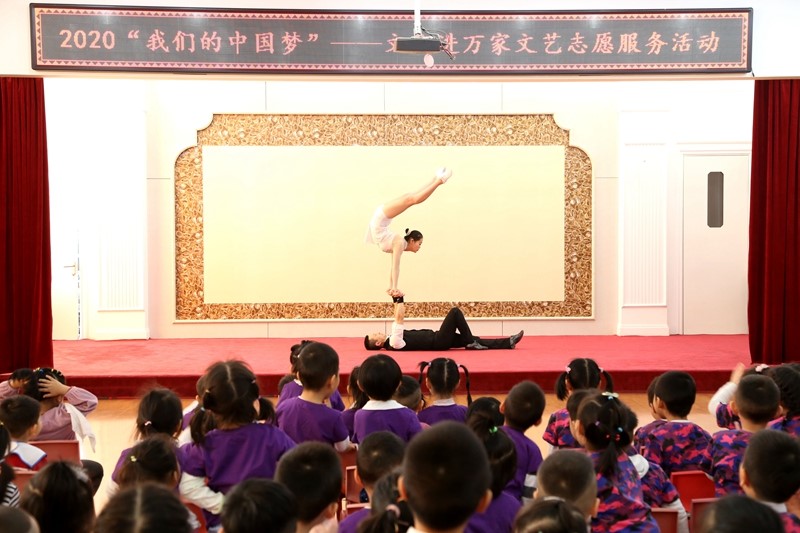 3省杂协会员蒲寅路、丁溪纹表演杂技《双人技巧》.jpg