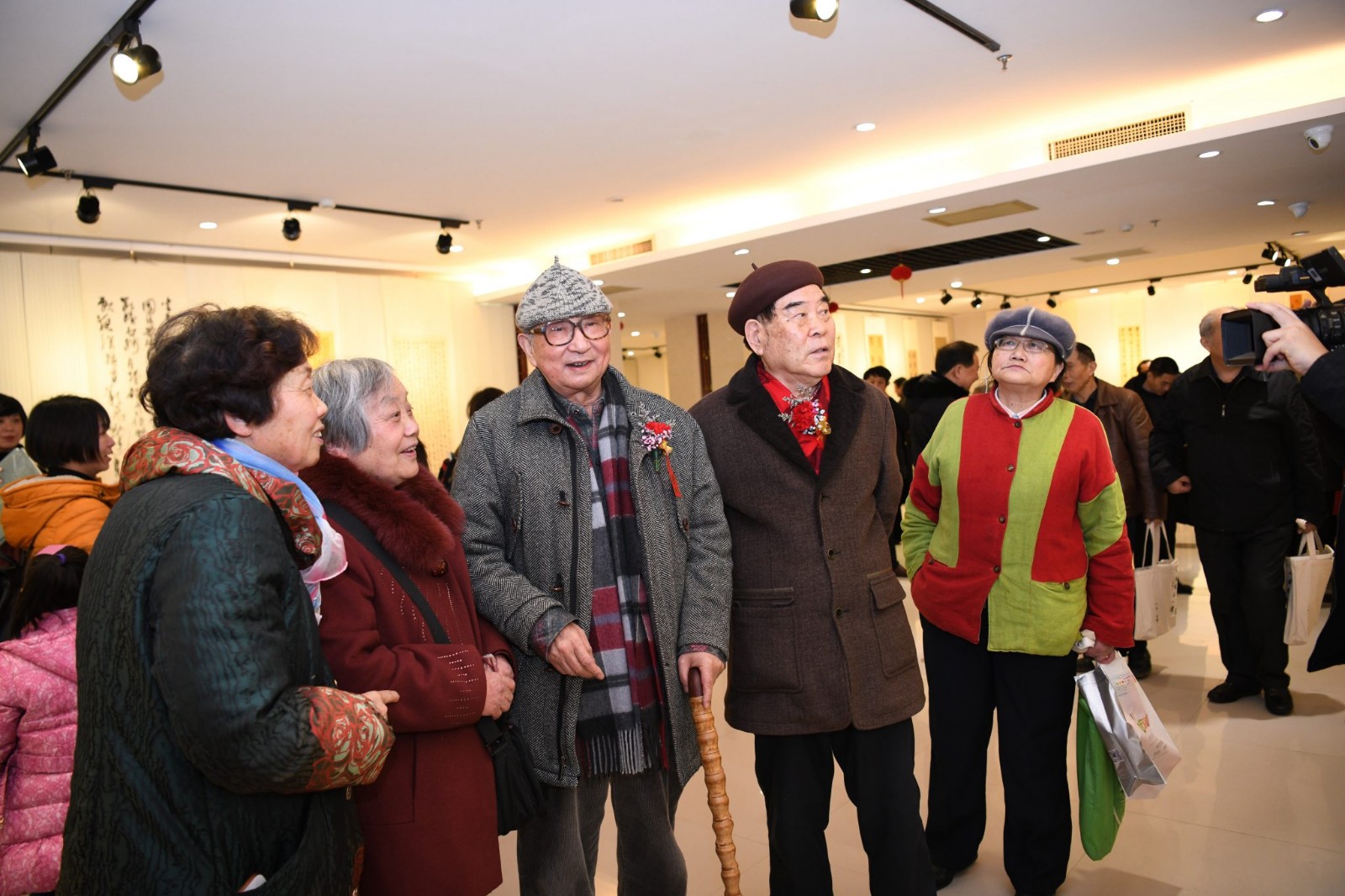 21嘉宾观看展览作品.jpg