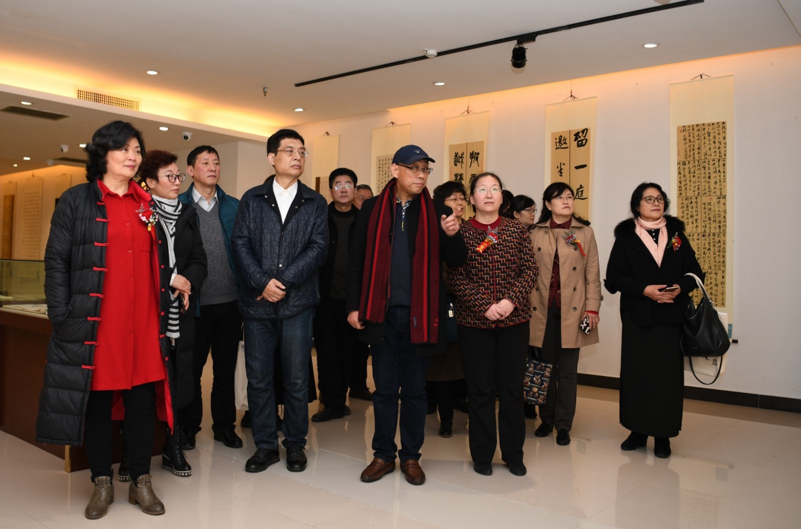 24嘉宾观看展览作品.jpg