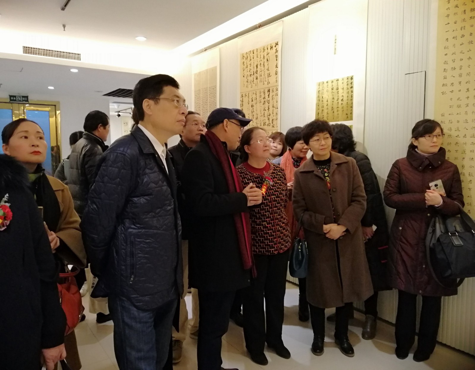 22嘉宾观看展览作品.jpg