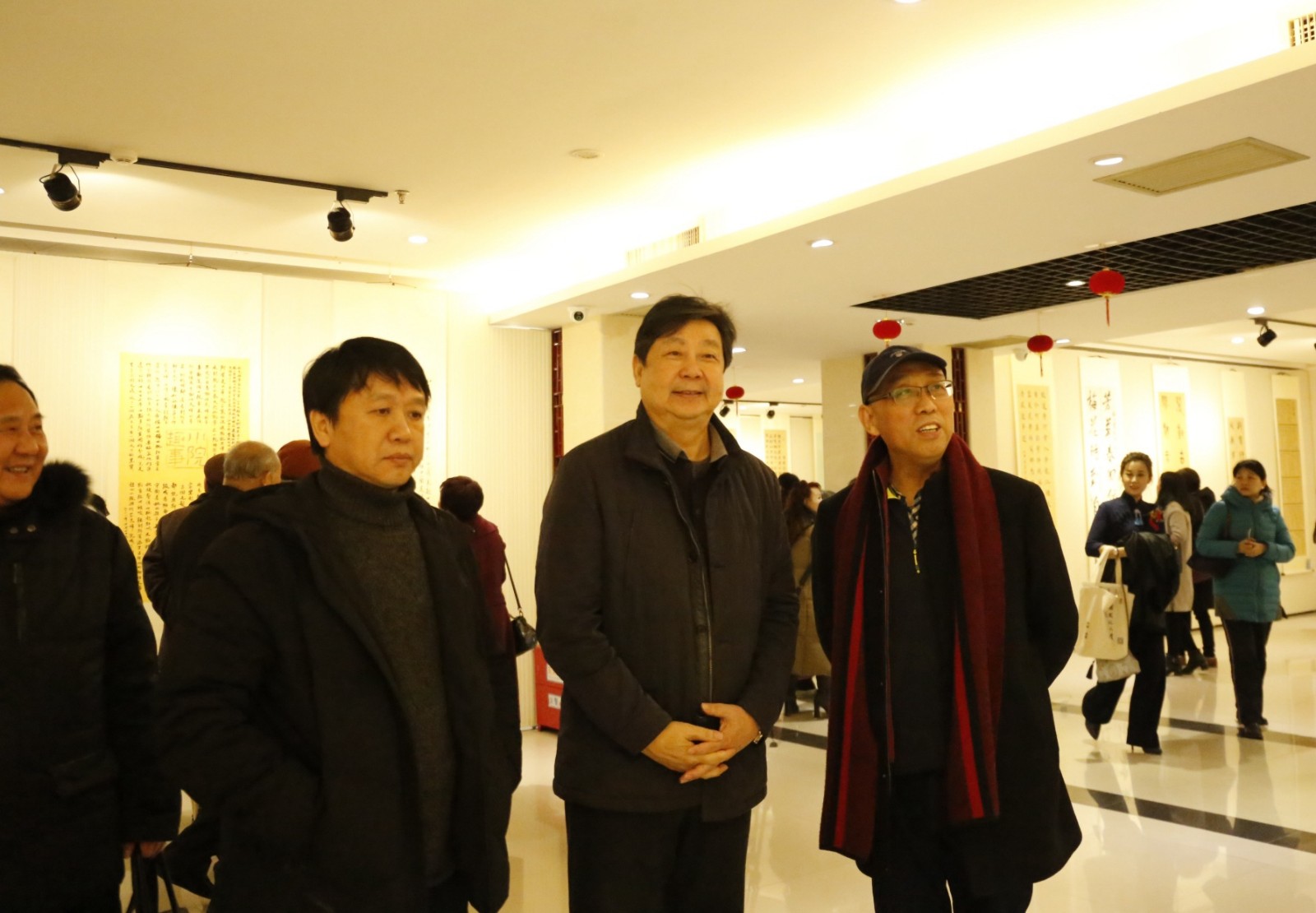 27嘉宾观看展览作品.jpg