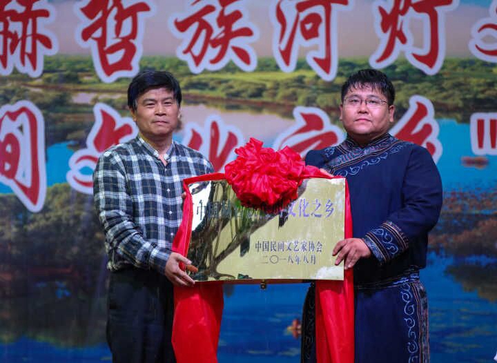 中国民间文学大系出版工程特聘驻会专家、大系出版工程“故事”专家组组长万建中授牌.jpg