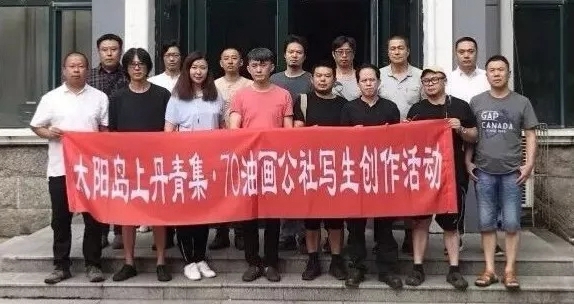 赵云龙主席与参展画家合影留念.jpg