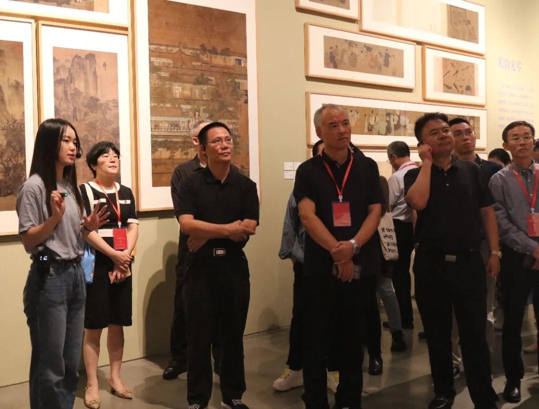 与会代表赴宁波美术馆考察调研.jpg