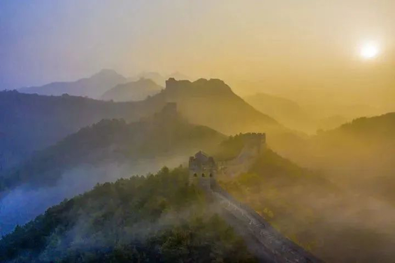 这是2023年11月1日拍摄的河北承德金山岭长城日出景观(无人机照片)。新华社发(周万平 摄).jpg