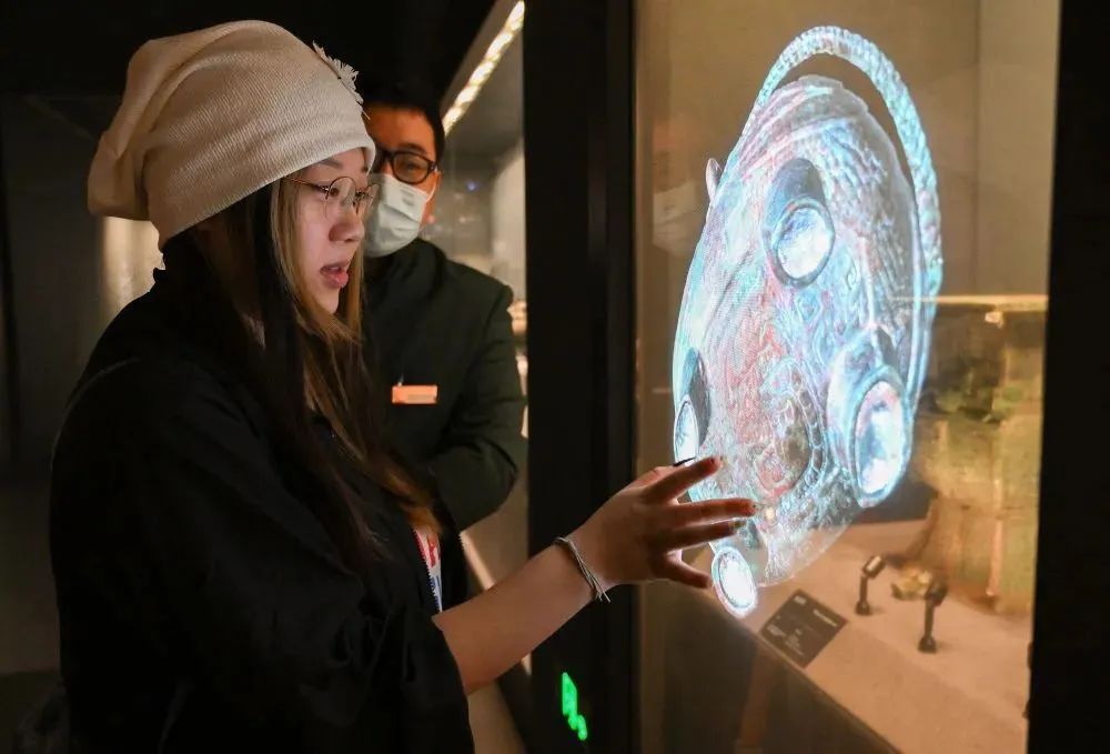 2023年9月15日,观众在位于北京奥林匹克公园核心区的中国考古博物馆内体验互动屏幕。新华社记者 李贺 摄.jpg