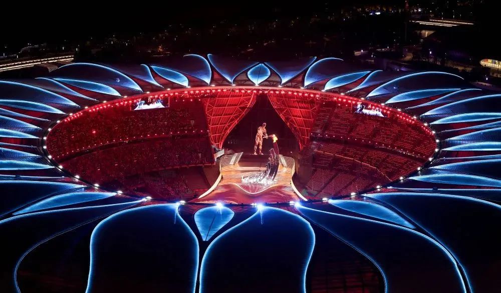 2023年9月23日,最后一棒火炬手汪顺和数字火炬手在杭州亚运会开幕式上点燃主火炬。新华社记者 程婷婷 摄.jpg