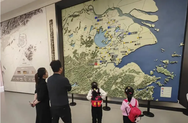 2024年1月14日,观众在浙江杭州良渚博物院参观。新华社记者 冯源 摄.png