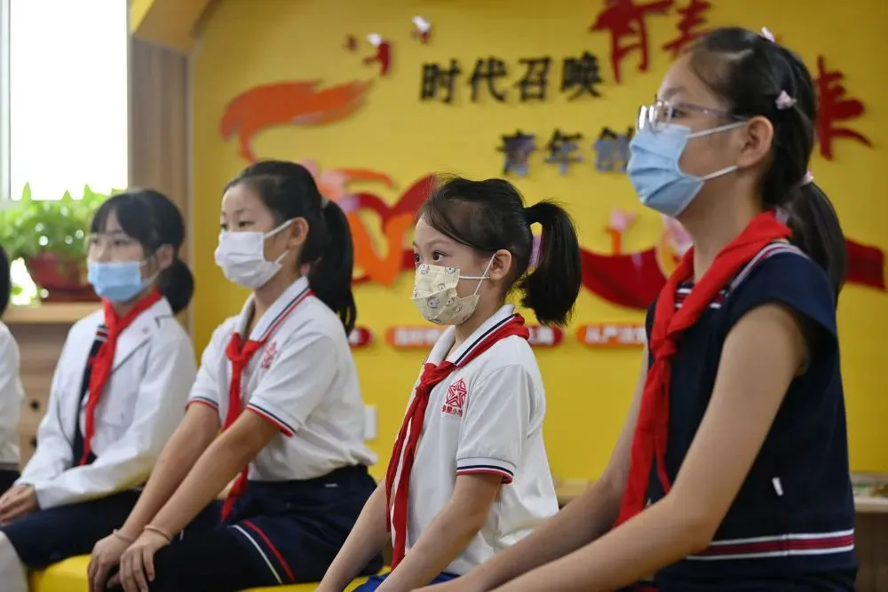 天津市和平区新星小学学生在观看电影《我和我的祖国》(2021年9月28日摄)。新华社记者 李然 摄.webp.png