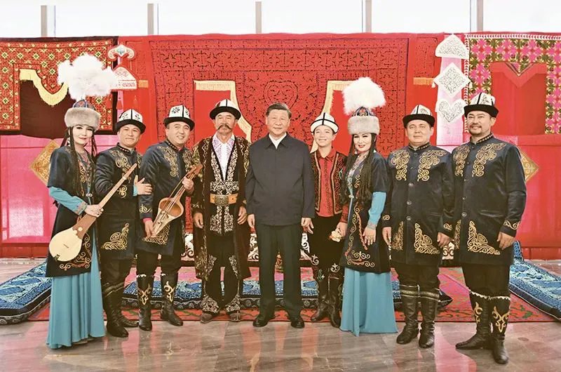 2022年7月12日至15日,中共中央总书记、国家主席、中央军委主席习近平在新疆考察。这是13日上午,习近平在乌鲁木齐市新疆维吾尔自治区博物馆,同《玛纳斯》非物质文化遗产传承人在一起。.webp.png