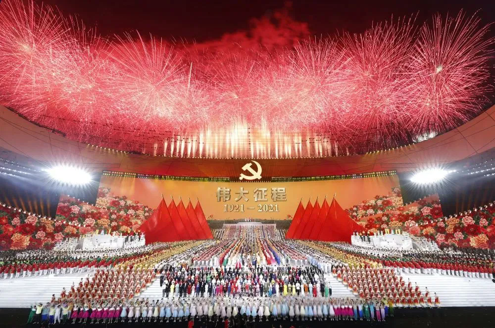 2021年6月28日晚,庆祝中国共产党成立100周年文艺演出《伟大征程》在北京国家体育场盛大举行。这是文艺演出结束,全场共同高唱《没有共产党就没有新中国》。新华社记者 黄敬文 摄.webp.png