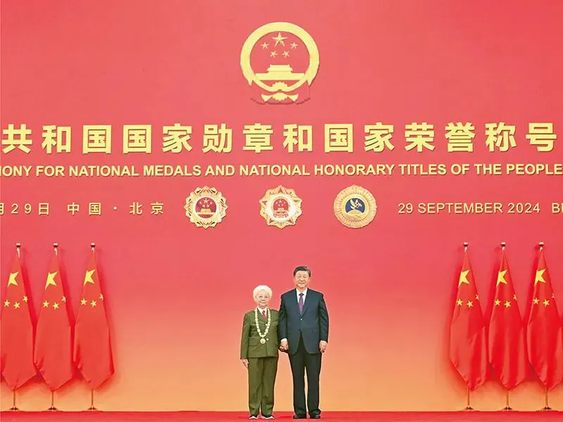 2024年9月29日,中华人民共和国国家勋章和国家荣誉称号颁授仪式在北京人民大会堂金色大厅隆重举行。中共中央总书记、国家主席、中央军委主席习近平向“人民艺术家”国家荣誉称号获得者田华颁授奖章。.webp.png