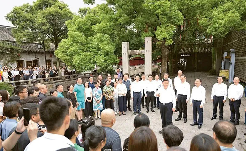 2023年7月5日至7日,中共中央总书记、国家主席、中央军委主席习近平在江苏考察。这是6日上午,习近平在苏州平江历史文化街区,同当地居民和游客亲切交流。.webp.png