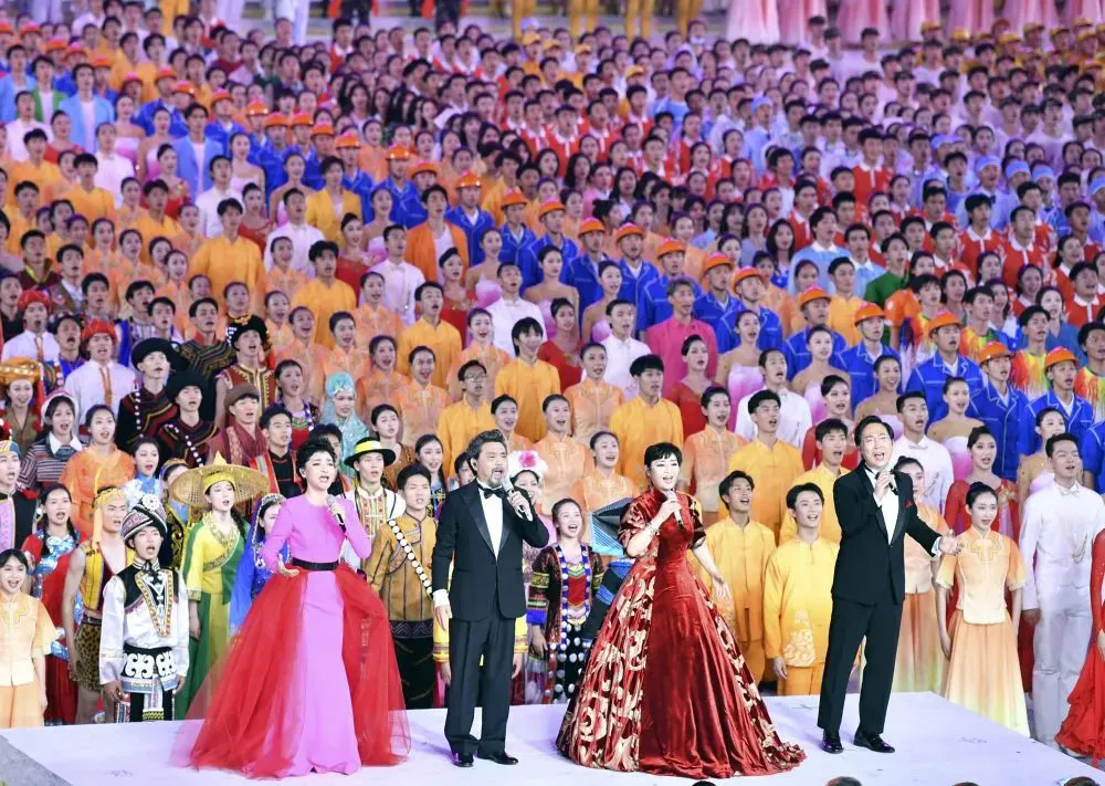 2021年6月28日晚,庆祝中国共产党成立100周年文艺演出《伟大征程》在北京国家体育场盛大举行。这是演员们演唱歌曲《领航》。新华社记者 殷博古 摄.webp.png