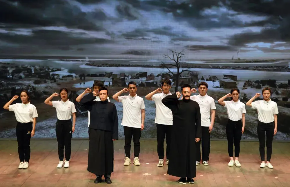 电视剧《觉醒年代》主创团队走进北京大学,剧中主要演员与北大学生同台演出(2021年4月20日摄)。新华社记者 任超 摄.webp.png